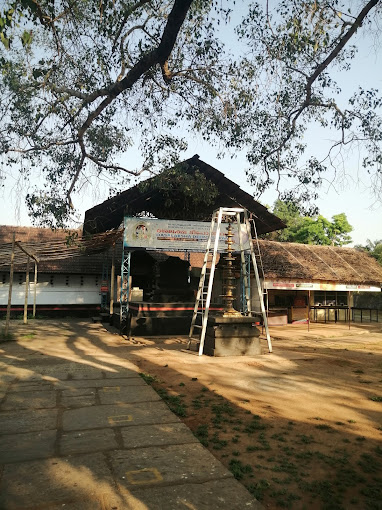 Chowalloor Shiva Temple Guruvayoor is the second roof of the Sanctum Sanctorum is made by copper and there is a golden dam